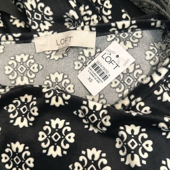 LOFT BLACK WHITE FLORAL TOP SZ XS CAREER EVERYDAY DATE NIGHT SOFT COMFORTABLE - Picture 9 of 10
